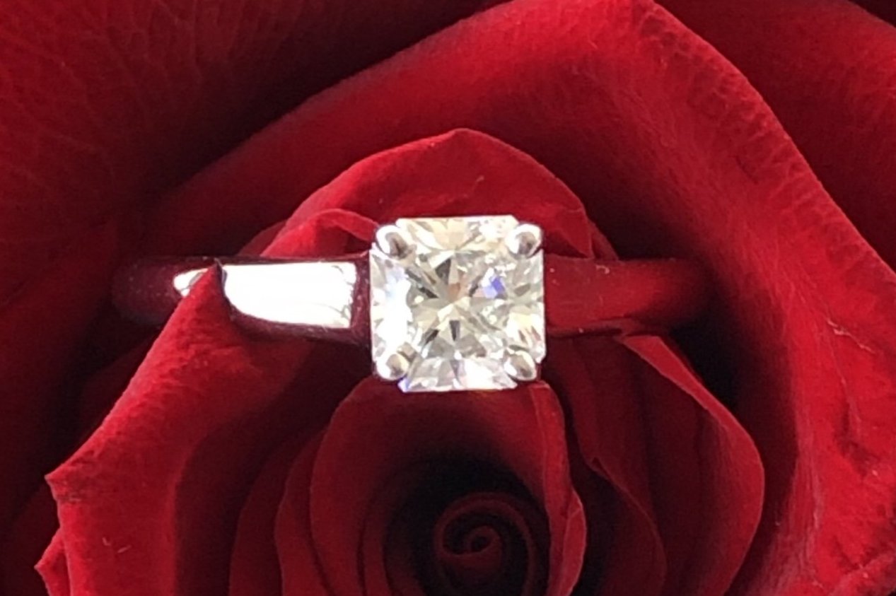 Tiffany & Co. 0.90ct H/VS1 Diamond Lucida Solitaire Engagement Ring Val/Cert/Rcp